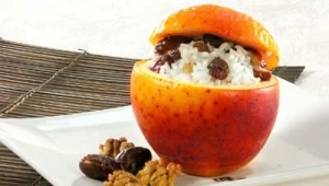 Яблоки, запеченные с рисом, фруктами и орехами, фото, рецепт