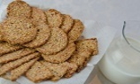 Сырное печенье с хлопьями и салями