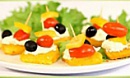 Кукурузные гренки с помидорами и козьим сыром